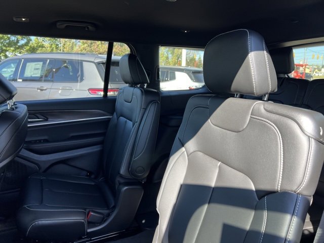 Used 2025 Jeep Grand Cherokee L Limited w/ Black Appearance Package image 10