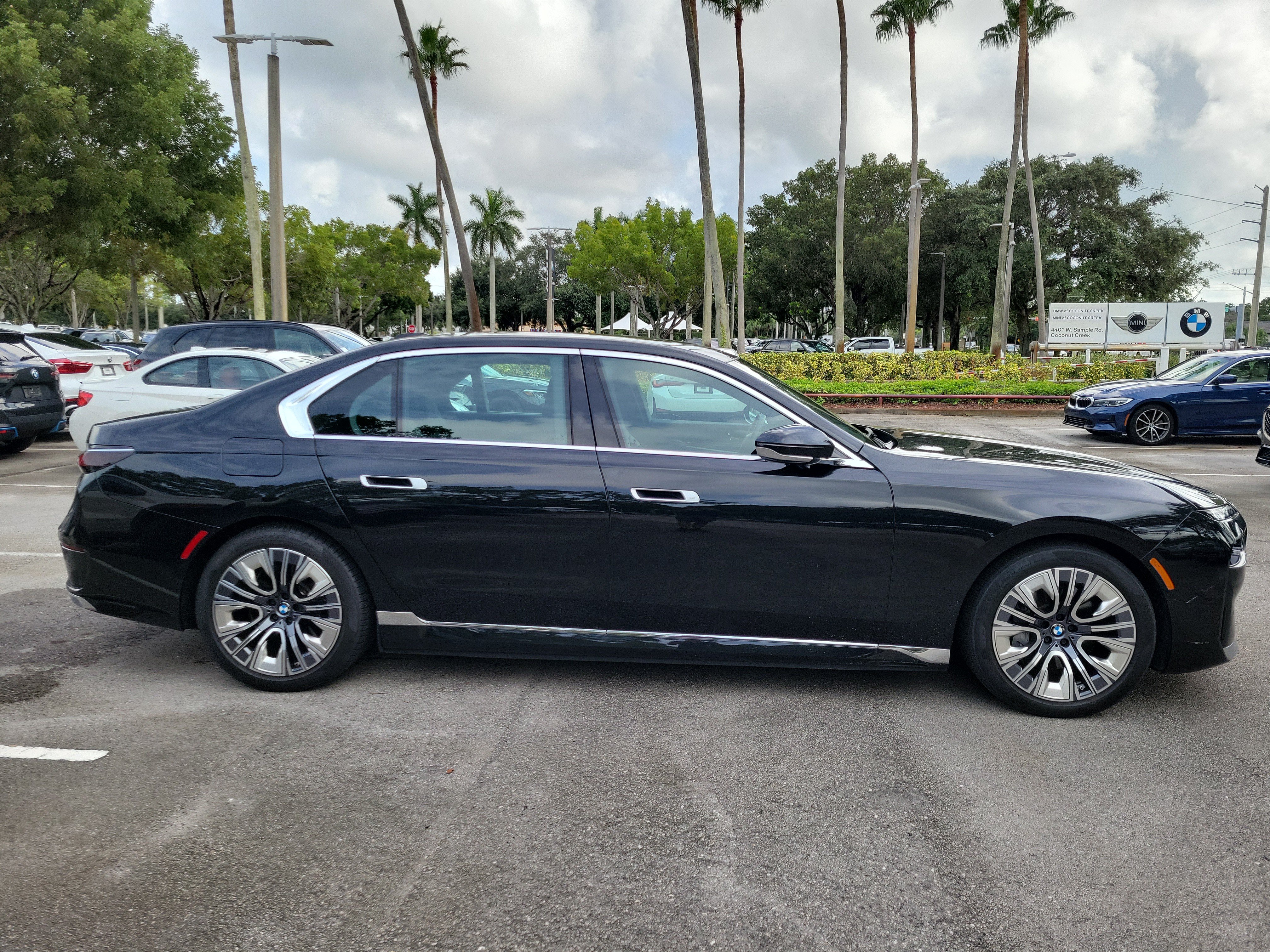 Certified 2023 BMW i7 xDrive60 AWD/4WD image 7