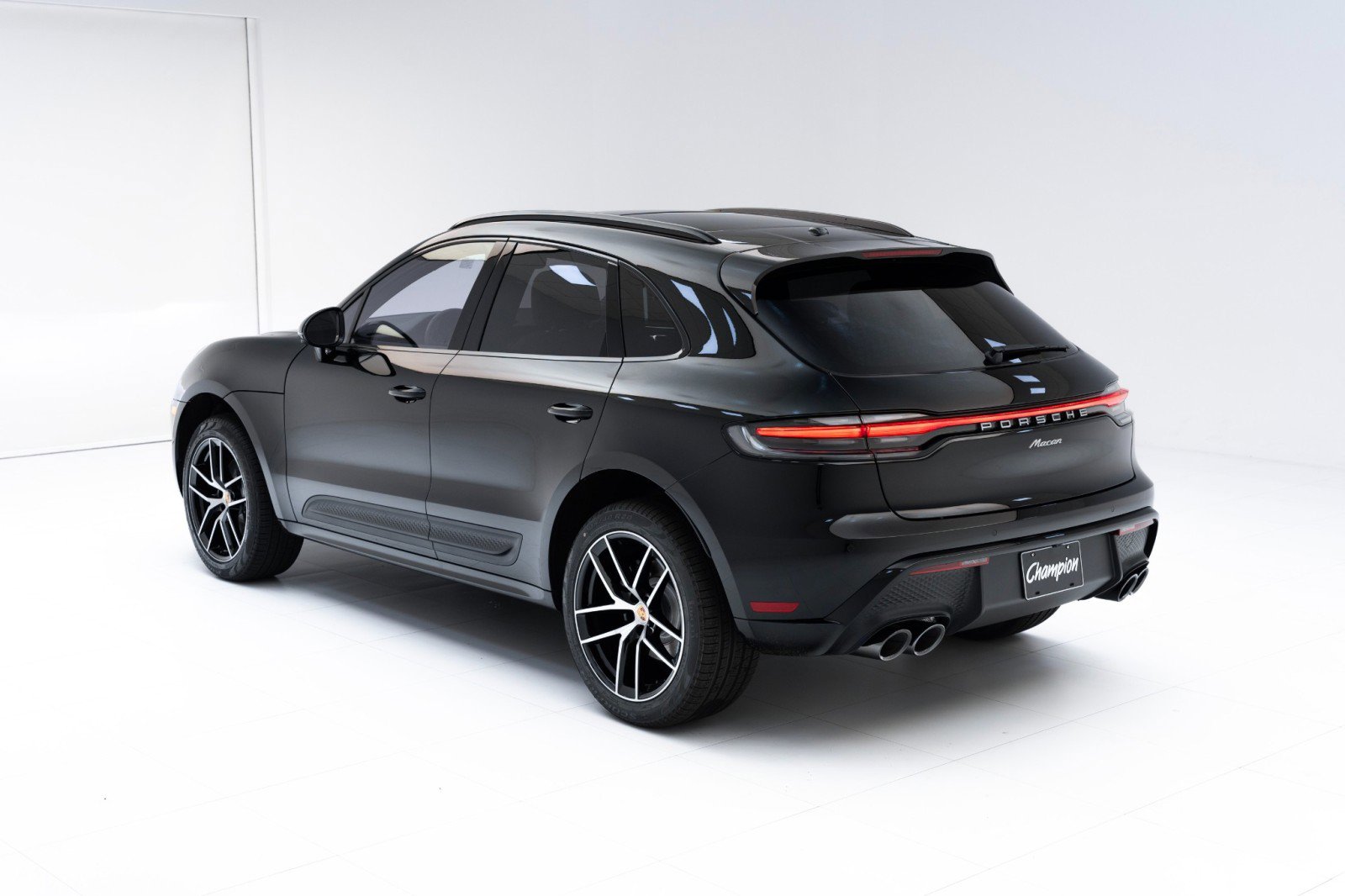 Certified 2025 Porsche Macan AWD/4WD image 3