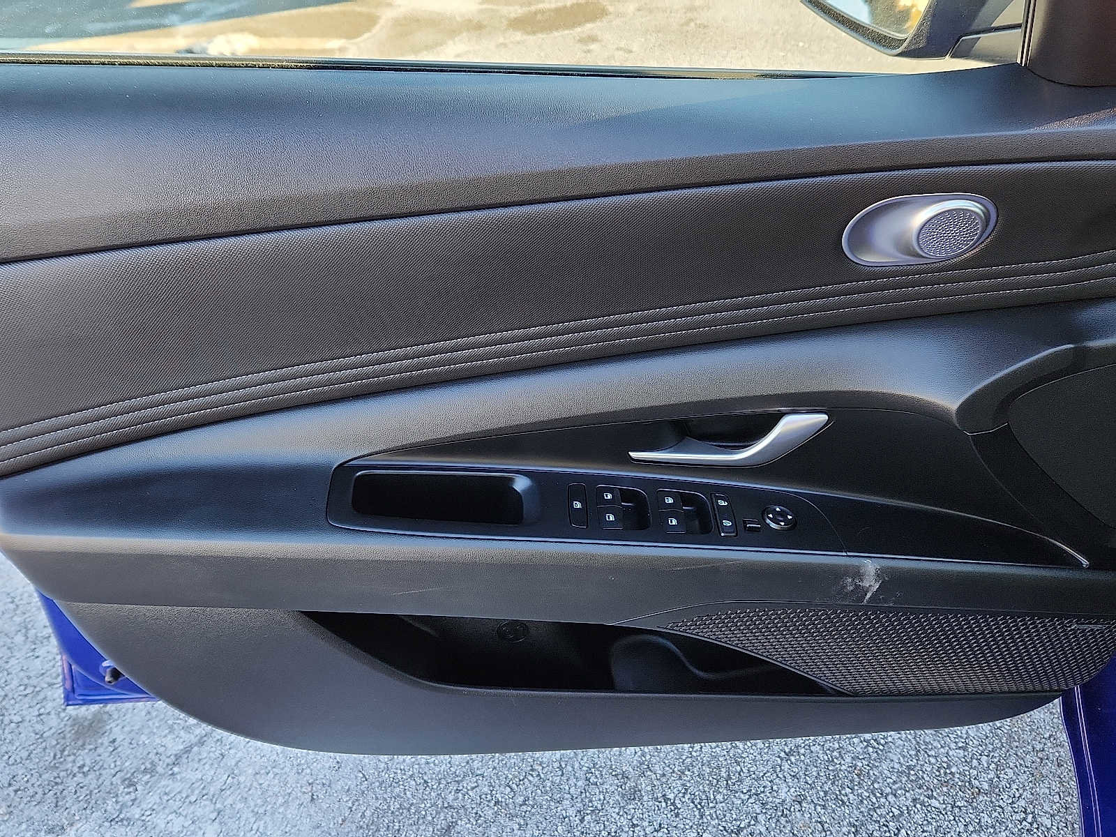Used 2023 Hyundai Elantra Limited image 12