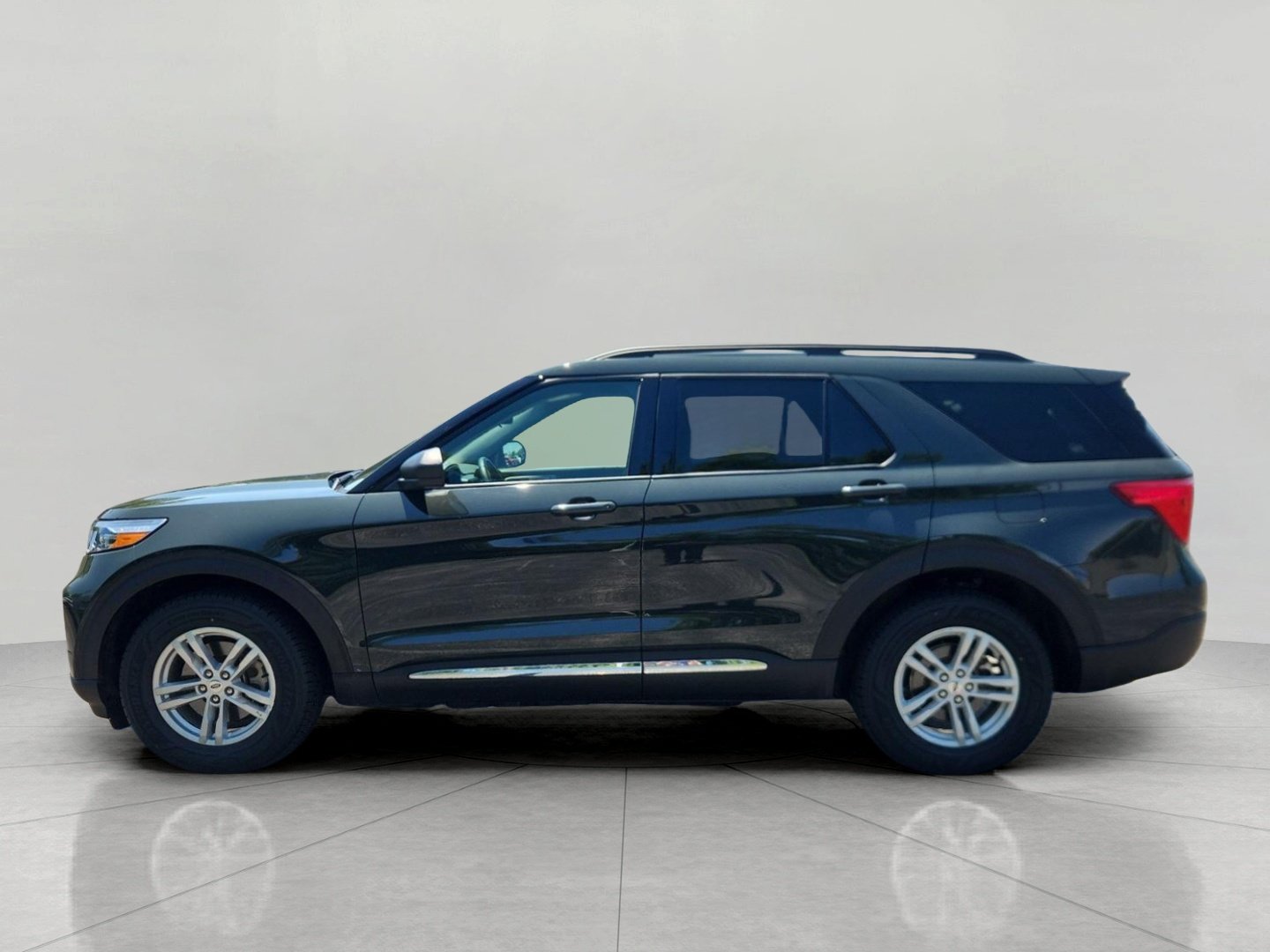 Used 2024 Ford Explorer XLT w/ Equipment Group 202A AWD/4WD image 12