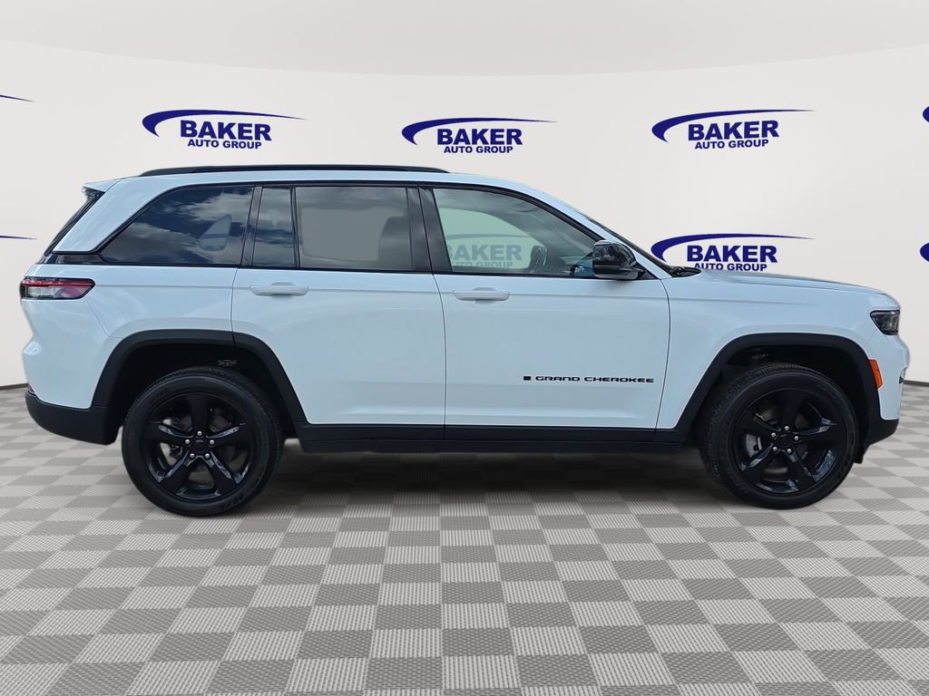 Used 2025 Jeep Grand Cherokee Altitude image 2