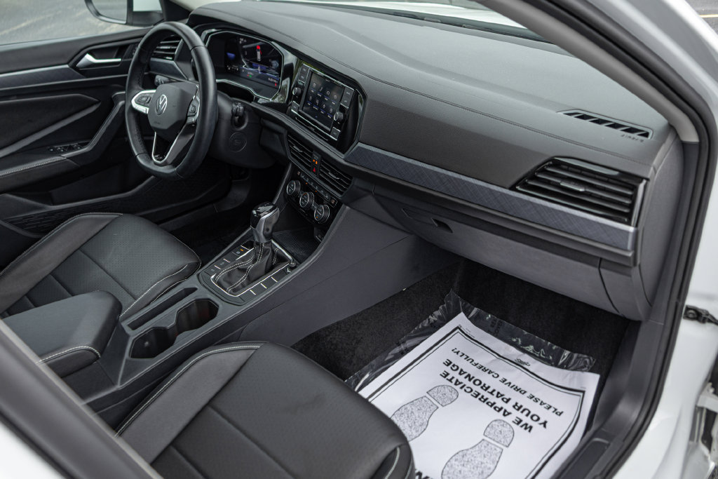 Certified 2023 Volkswagen Jetta SE w/ Panoramic Sunroof Package FWD image 32