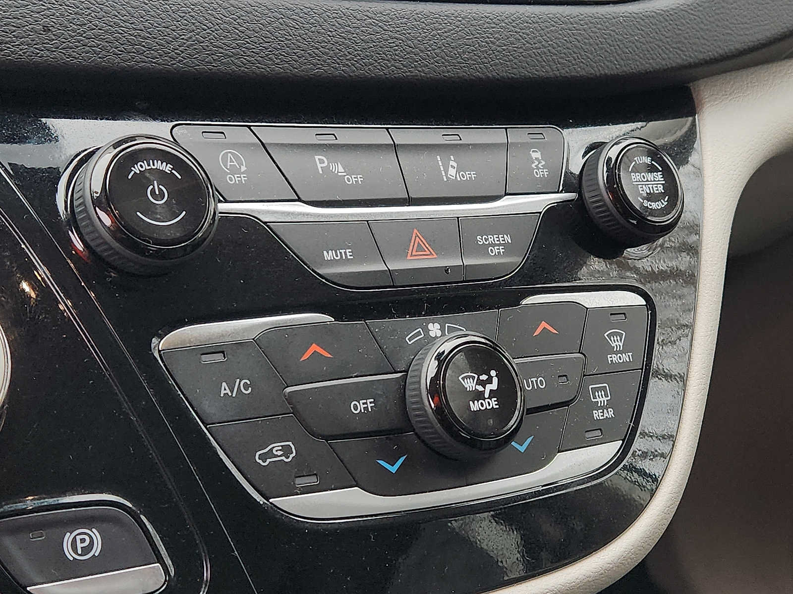 Used 2024 Chrysler Pacifica Touring-L FWD image 15