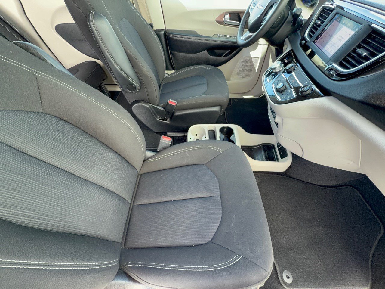 Used 2023 Chrysler Voyager LX FWD image 30