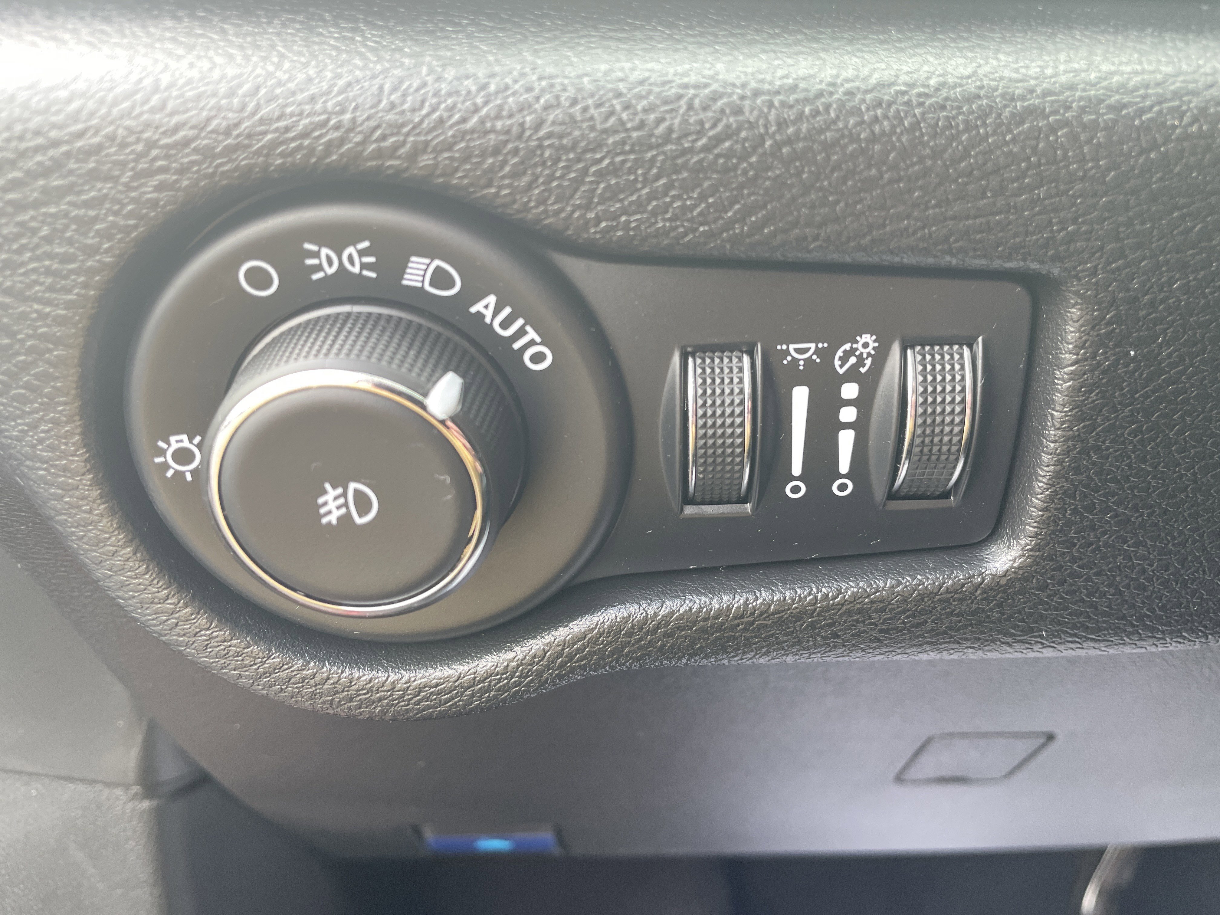 Used 2025 Chrysler Pacifica Select image 13