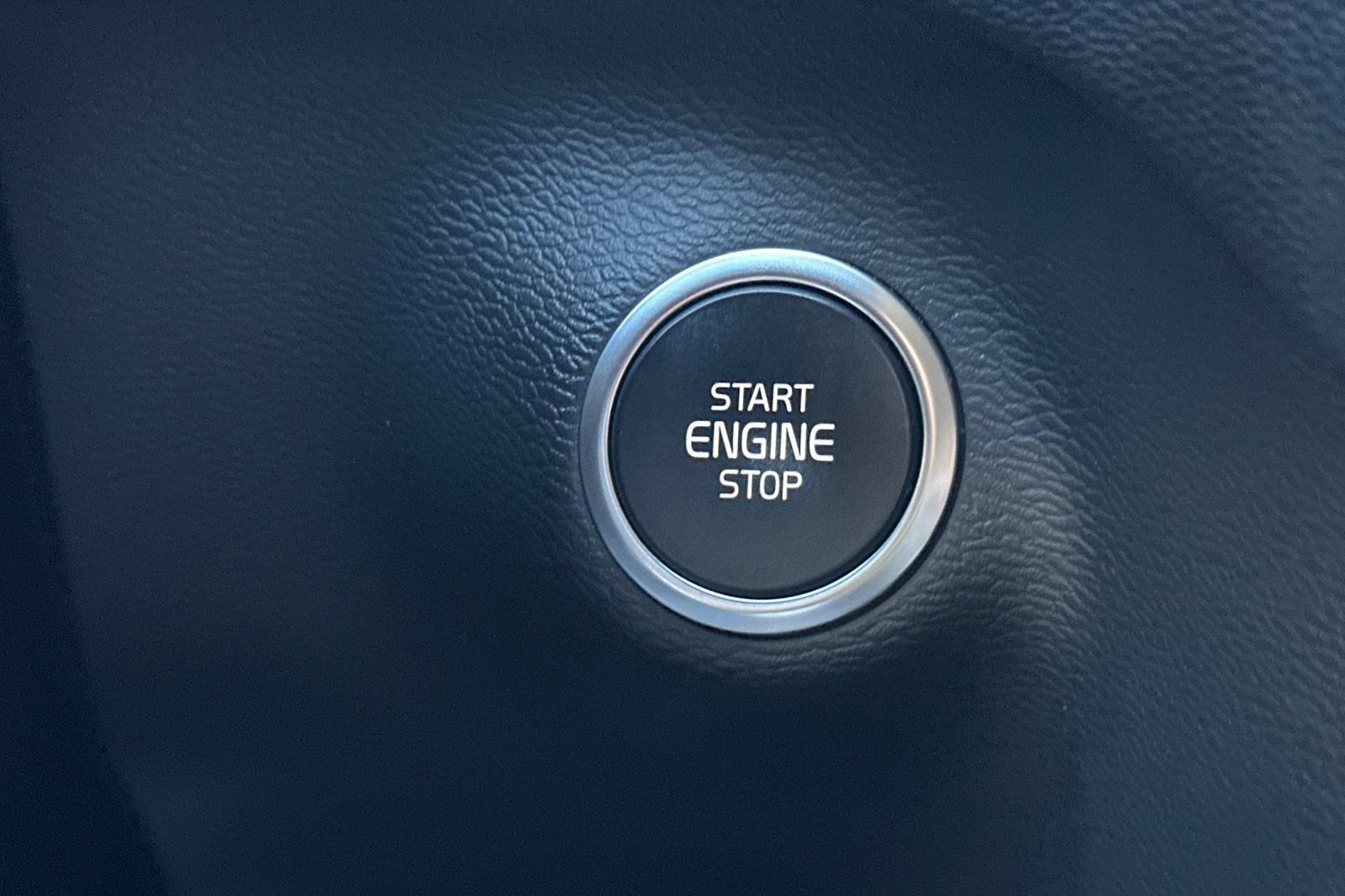 Used 2021 Volvo XC40 T5 Momentum w/ Premium Package image 30