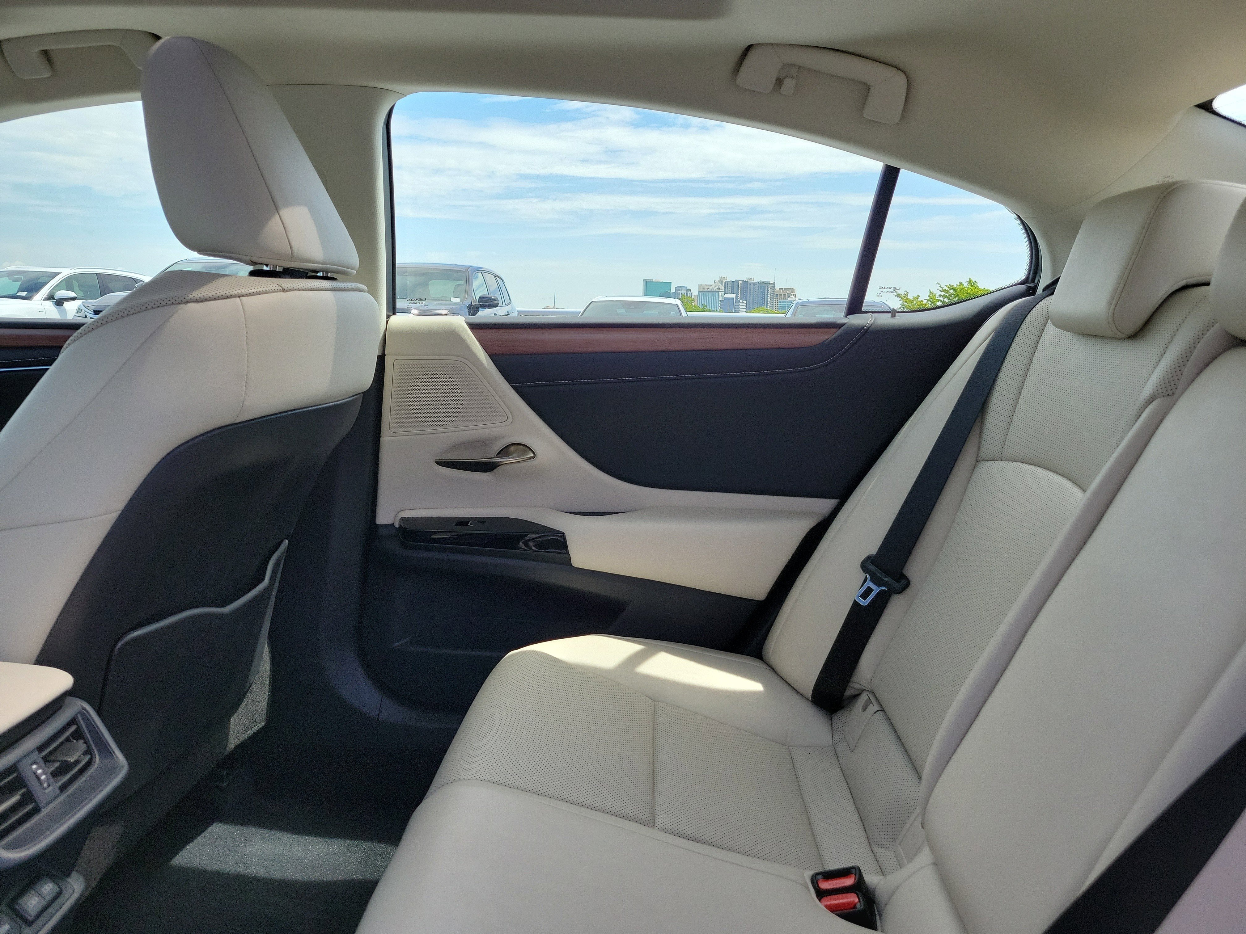 Used 2025 Lexus ES 350 w/ Premium Package FWD image 13