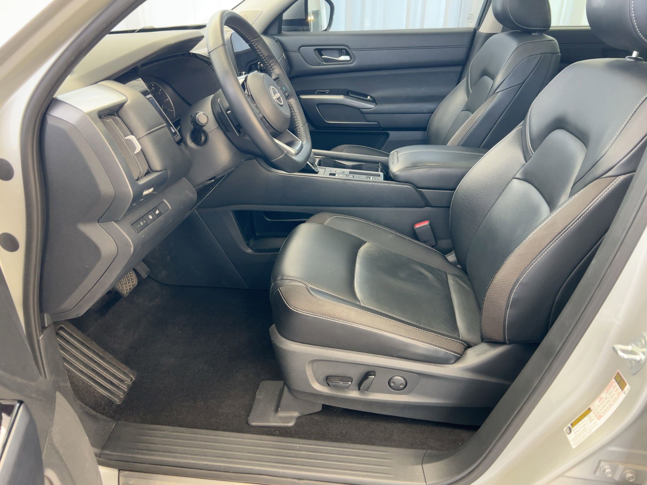 Used 2023 Nissan Pathfinder SL w/ SL Premium Package image 5