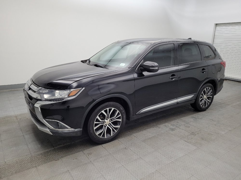 Used 2018 Mitsubishi Outlander SE image 2