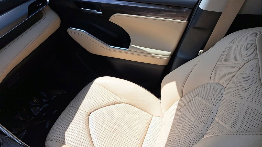 Used 2023 Toyota Highlander Platinum image 16