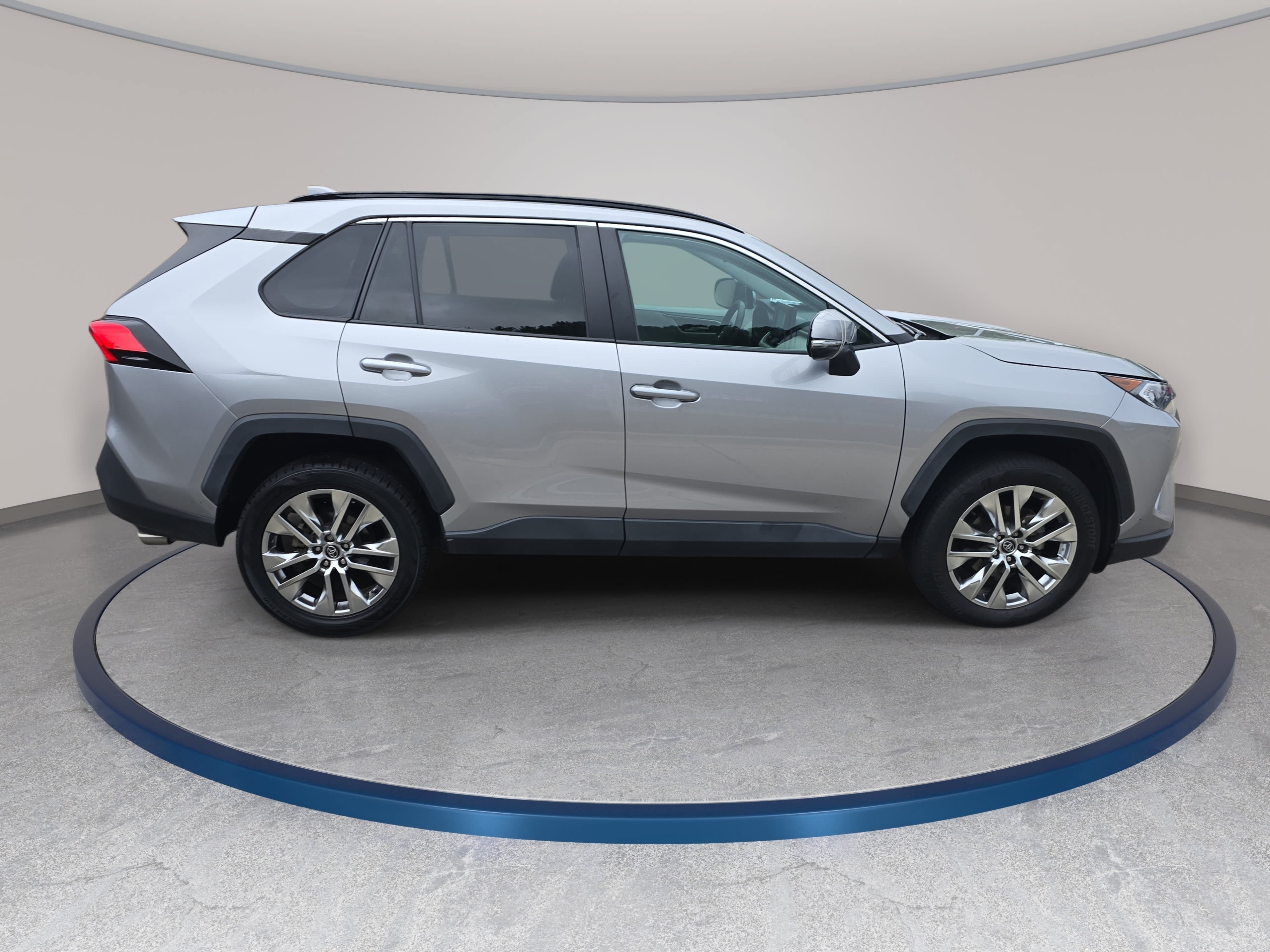 Used 2021 Toyota RAV4 XLE Premium FWD image 4
