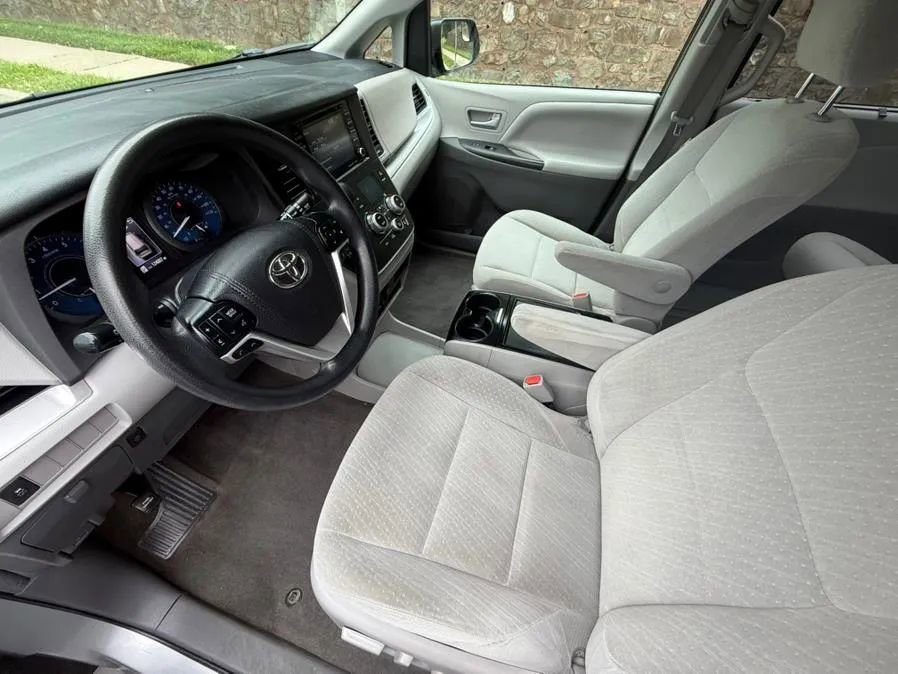 Used 2018 Toyota Sienna LE image 15