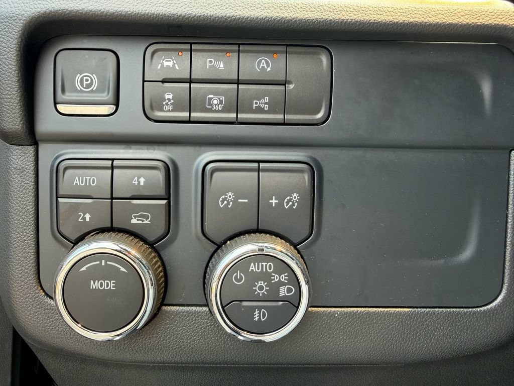 Used 2025 Chevrolet Suburban Premier AWD/4WD image 25
