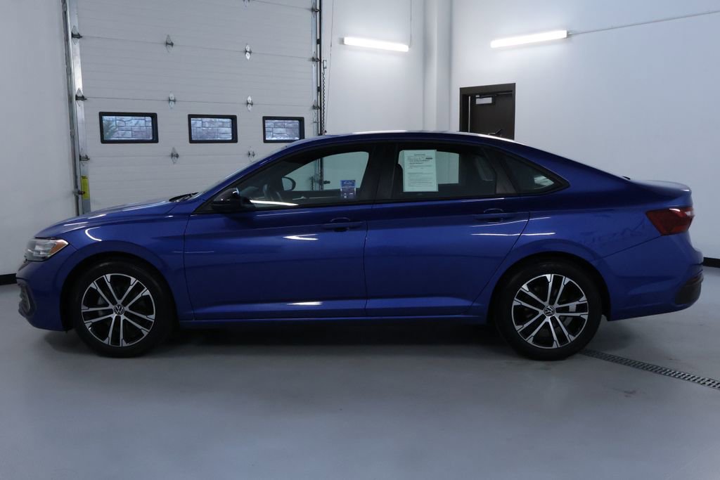 Used 2022 Volkswagen Jetta Sport image 4