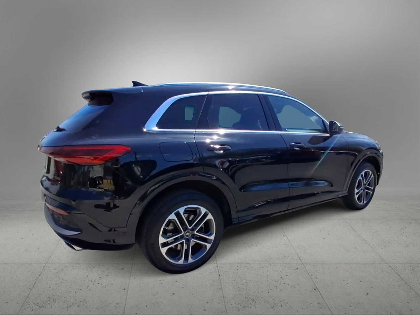 Certified 2025 Audi Q5 Premium w/ 19" Wheel Package AWD/4WD image 8