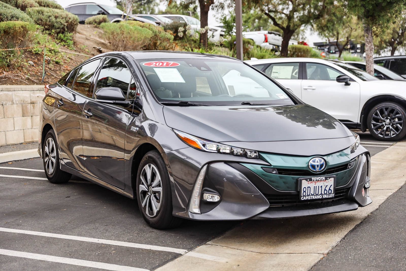 Used 2017 Toyota Prius Prime Advanced w/ Preferred Accessory Package FWD image 3