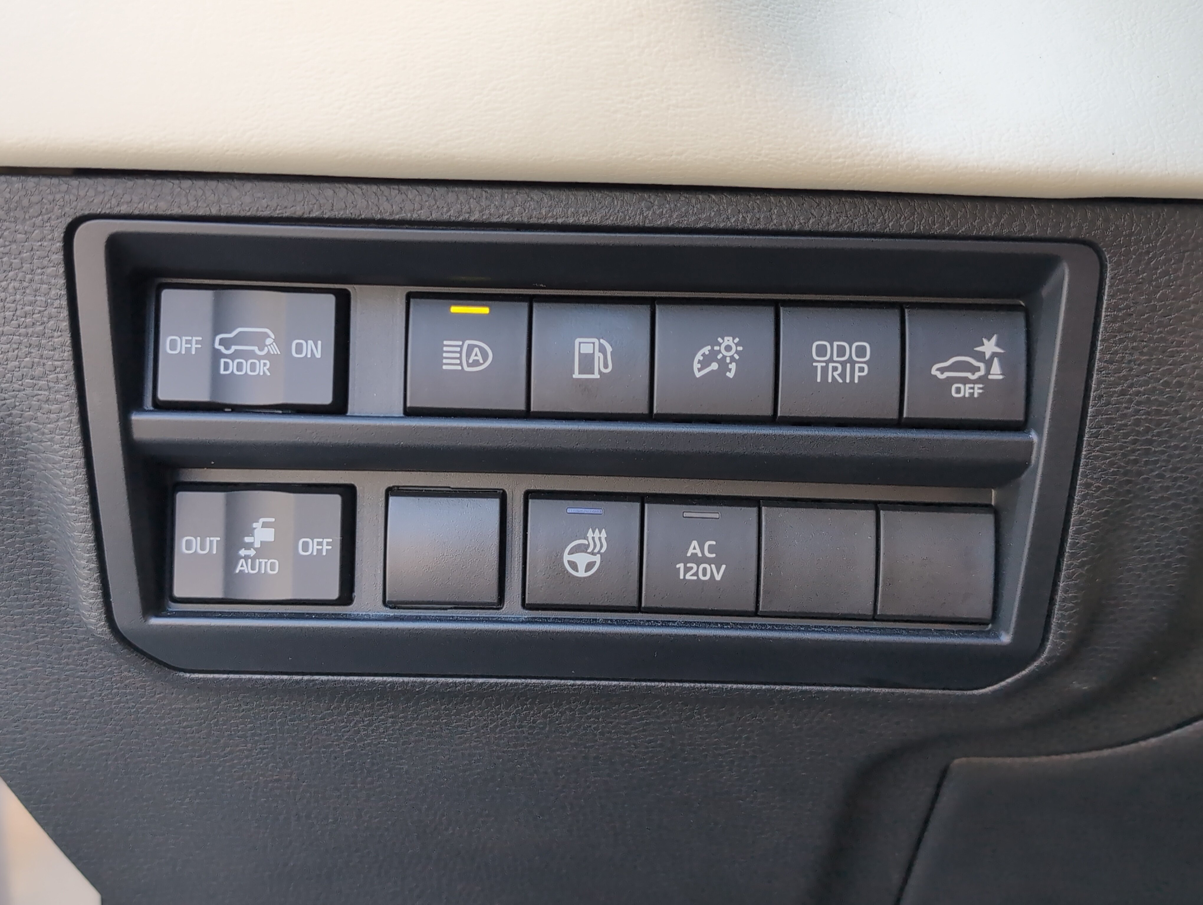 Used 2023 Toyota Sequoia Capstone AWD/4WD image 37