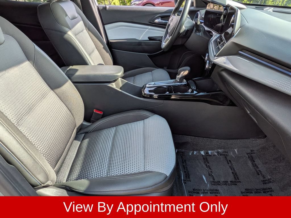 Used 2025 Chevrolet Trax LT w/ LT Convenience Package FWD image 29