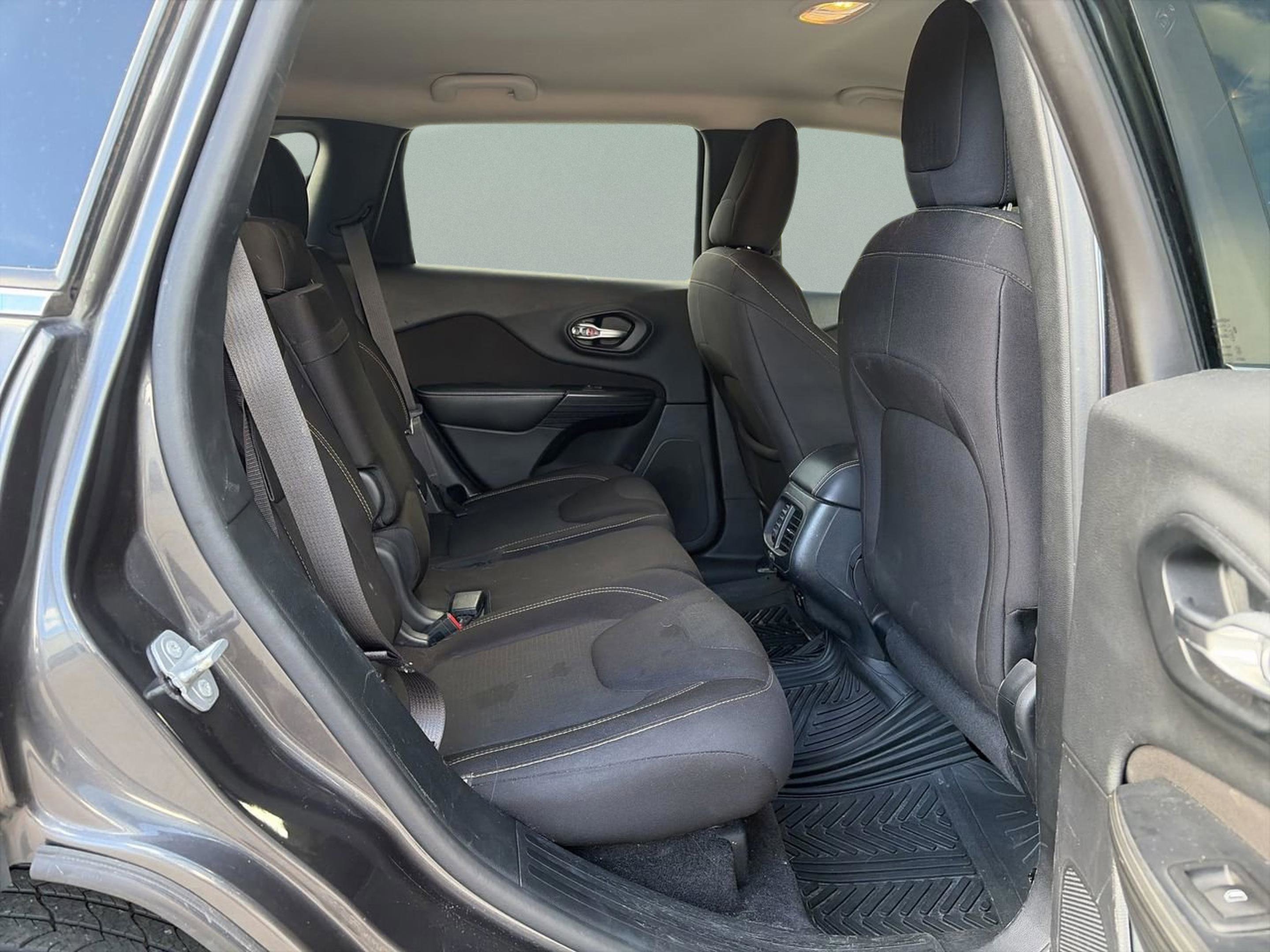 Used 2016 Jeep Cherokee Latitude w/ Cold Weather Group image 17