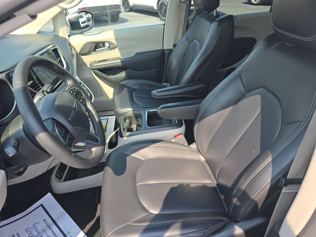 Used 2023 Chrysler Pacifica Touring-L FWD image 13