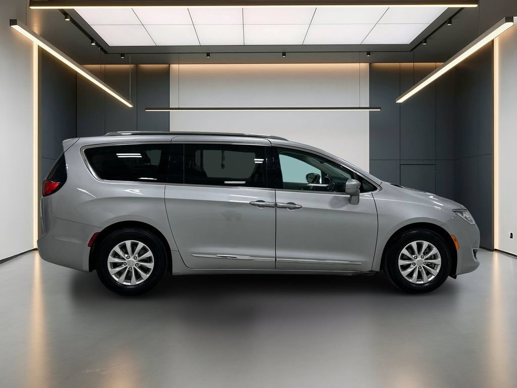 Used 2018 Chrysler Pacifica Touring-L FWD image 7