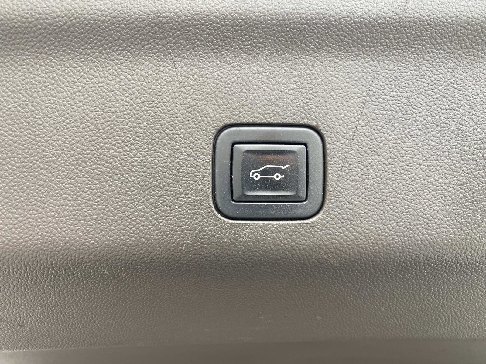 Used 2022 Chevrolet Suburban Z71 w/ Luxury Package AWD/4WD image 7
