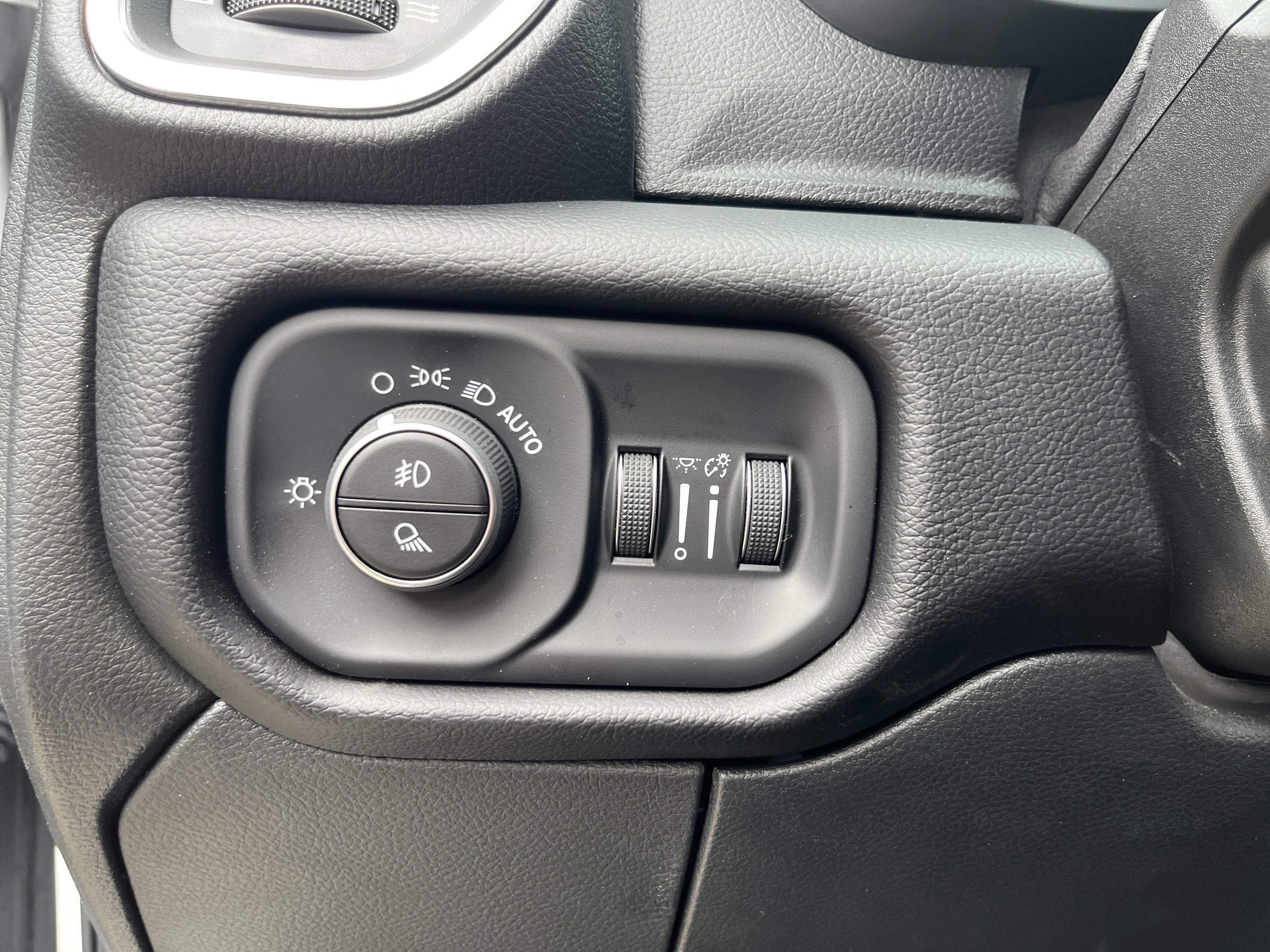 Used 2025 RAM 3500 Laramie AWD/4WD image 57