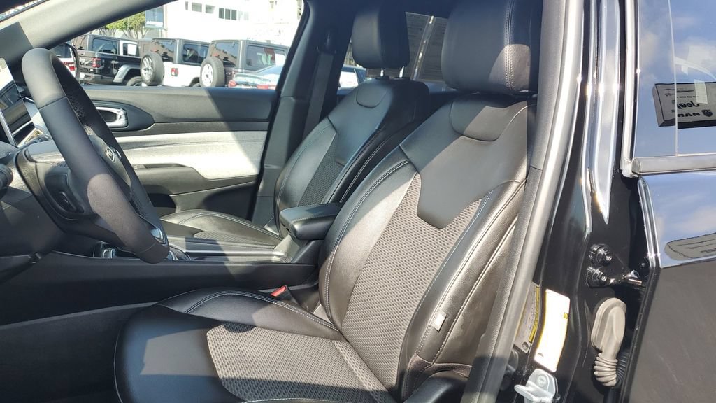 Used 2023 Jeep Compass Latitude w/ Convenience Group AWD/4WD image 19