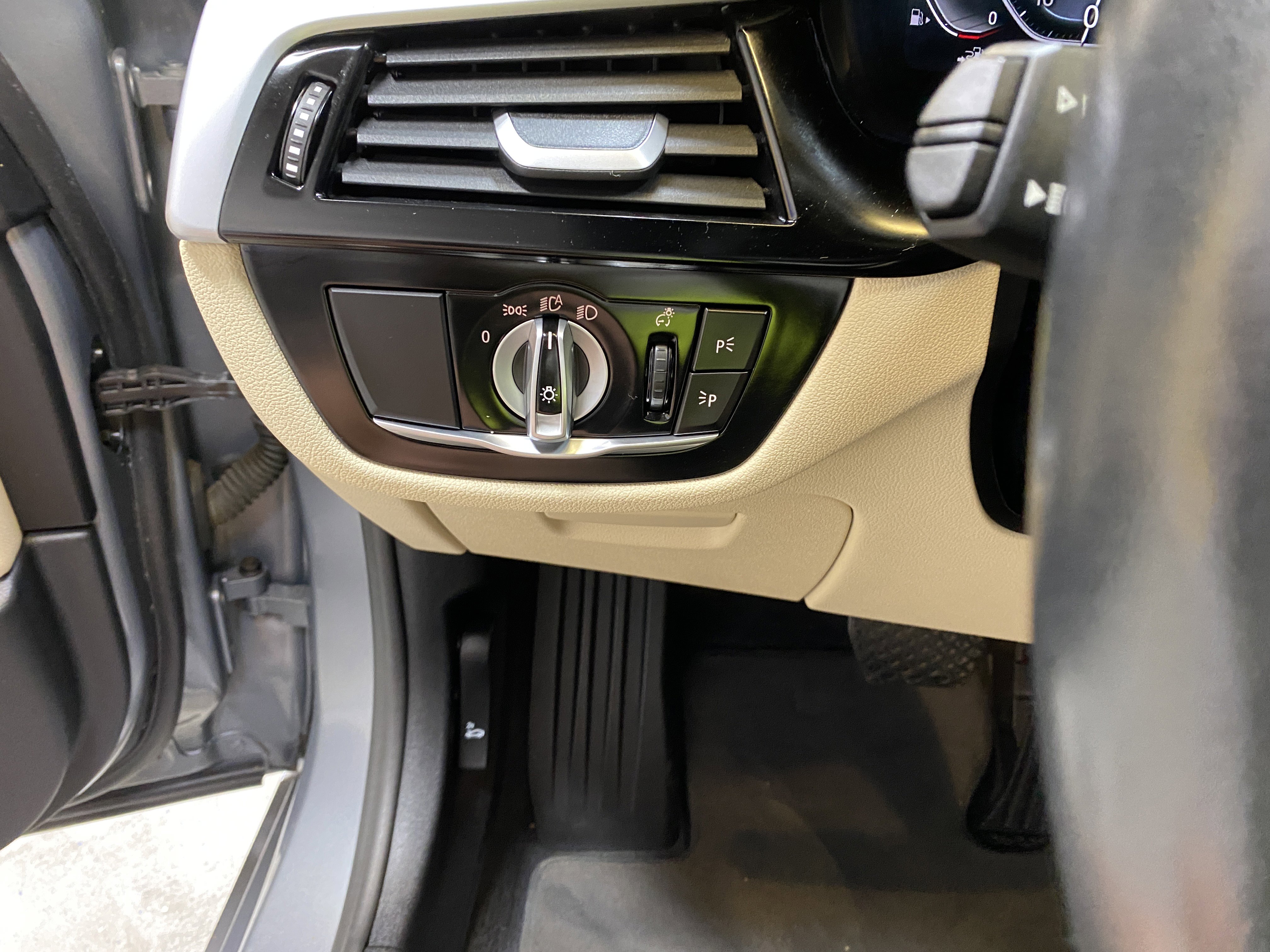 Used 2023 BMW 530e w/ Premium Package image 36