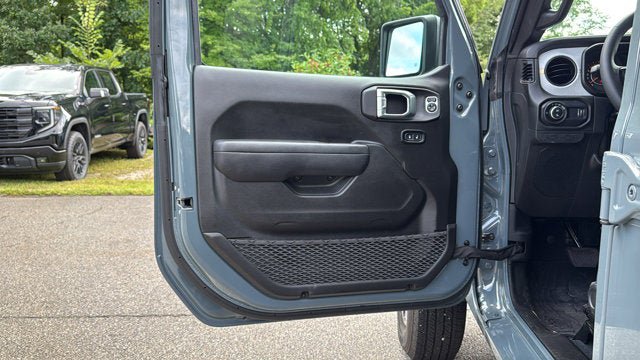 Certified 2025 Jeep Gladiator Sport AWD/4WD image 12