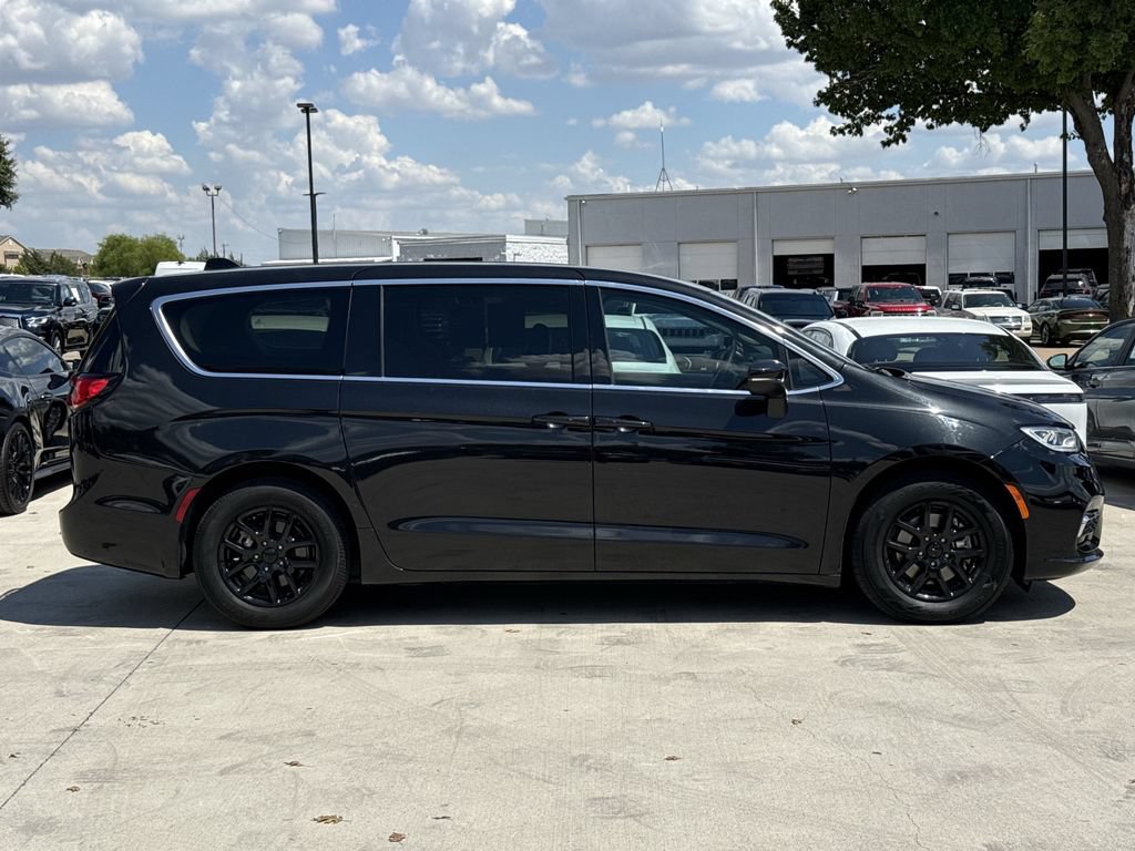 Used 2023 Chrysler Pacifica Touring-L FWD image 3