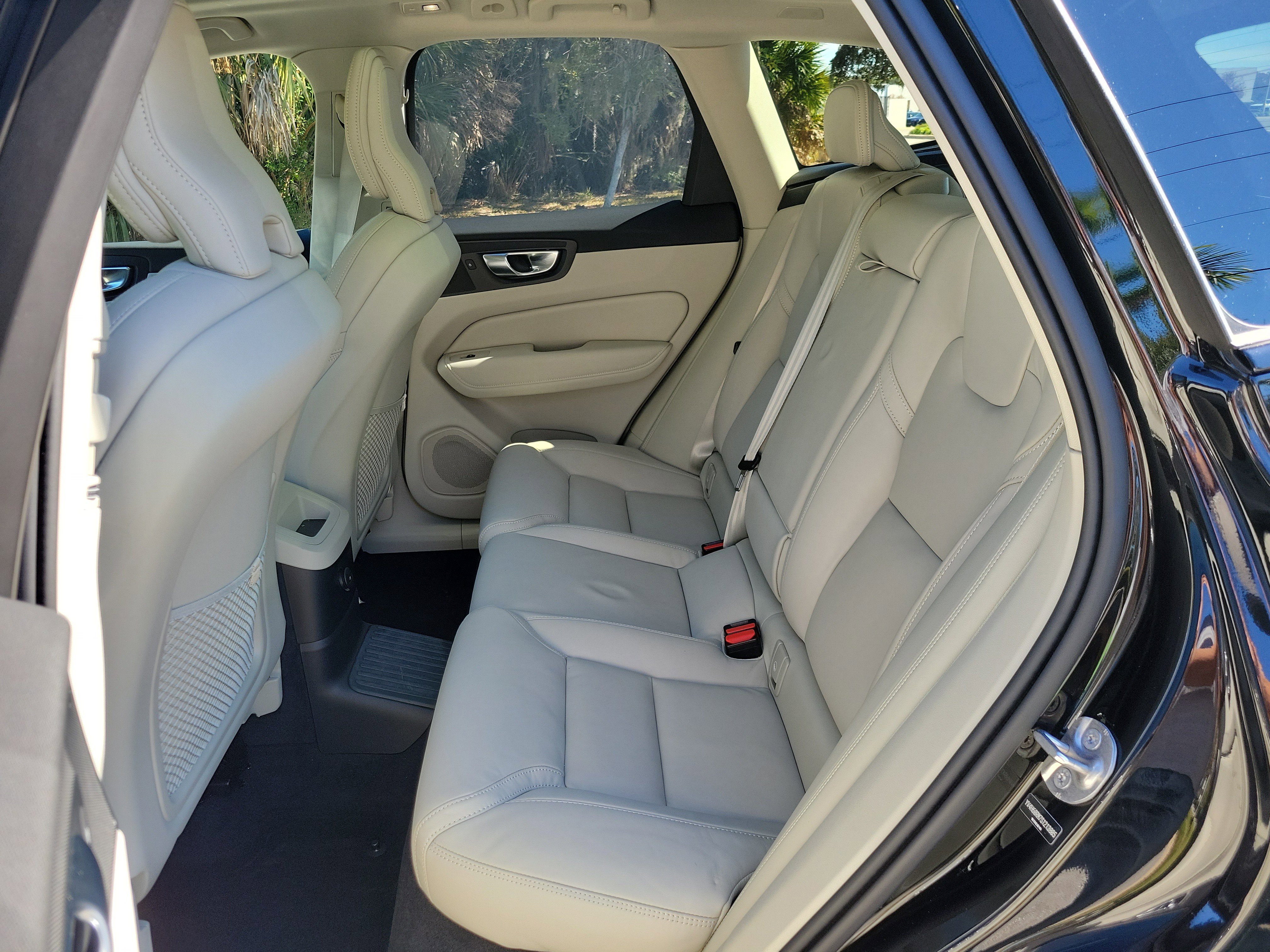 Used 2025 Volvo XC60 T8 Ultra w/ Climate Package image 18