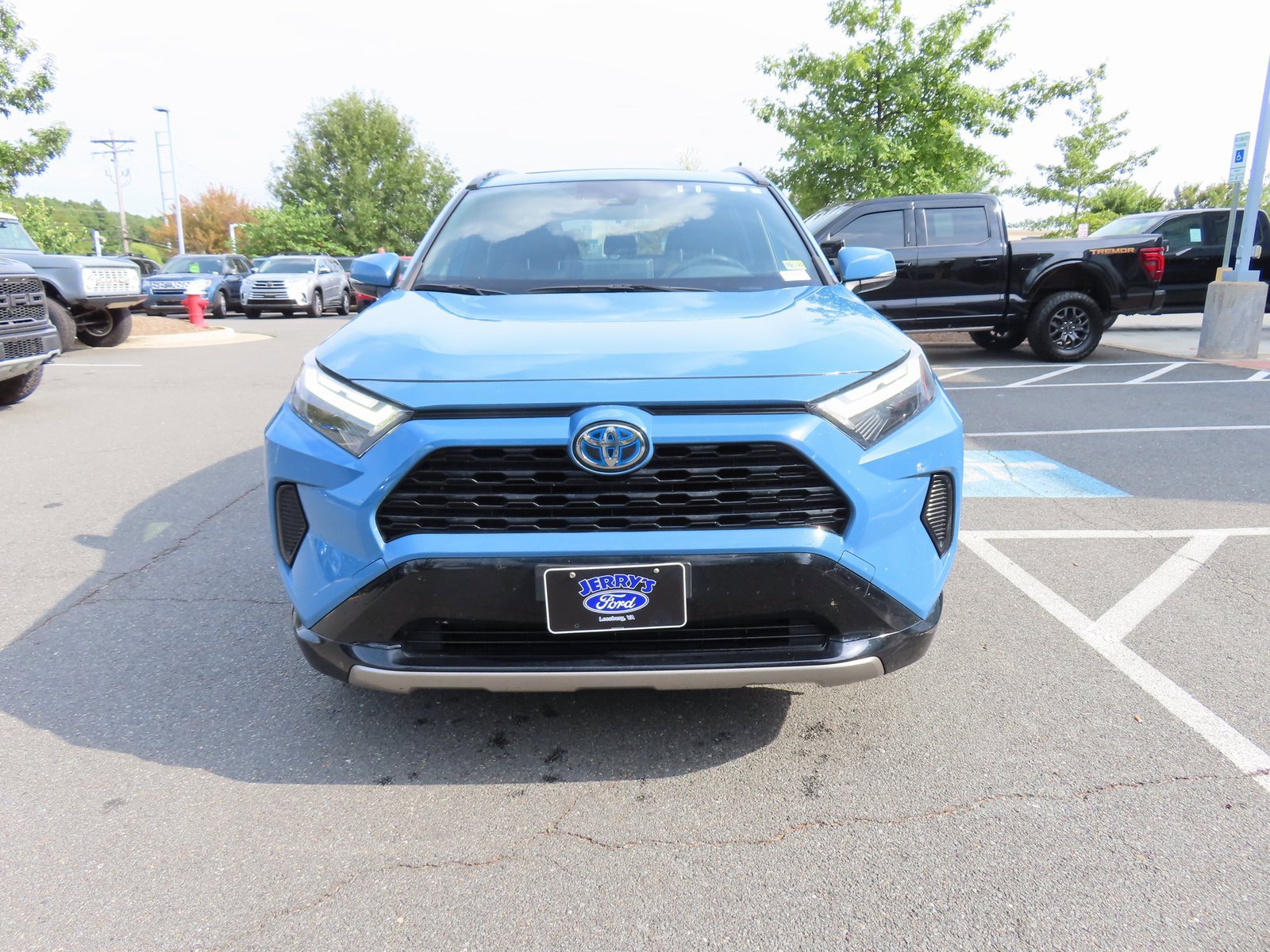 Used 2022 Toyota RAV4 SE w/ Convenience Package image 2