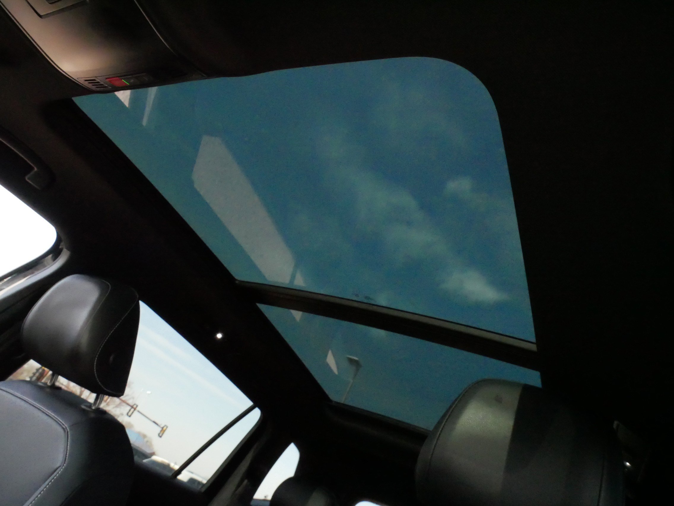 Certified 2023 Volkswagen Tiguan SE R-Line image 32