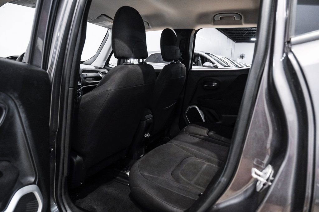 Used 2018 Jeep Renegade Latitude FWD image 40