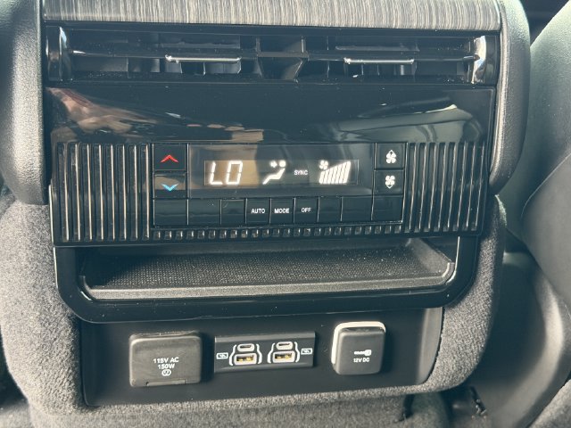 Used 2024 Jeep Wagoneer Series II w/ Flexible Seating Group AWD/4WD image 16