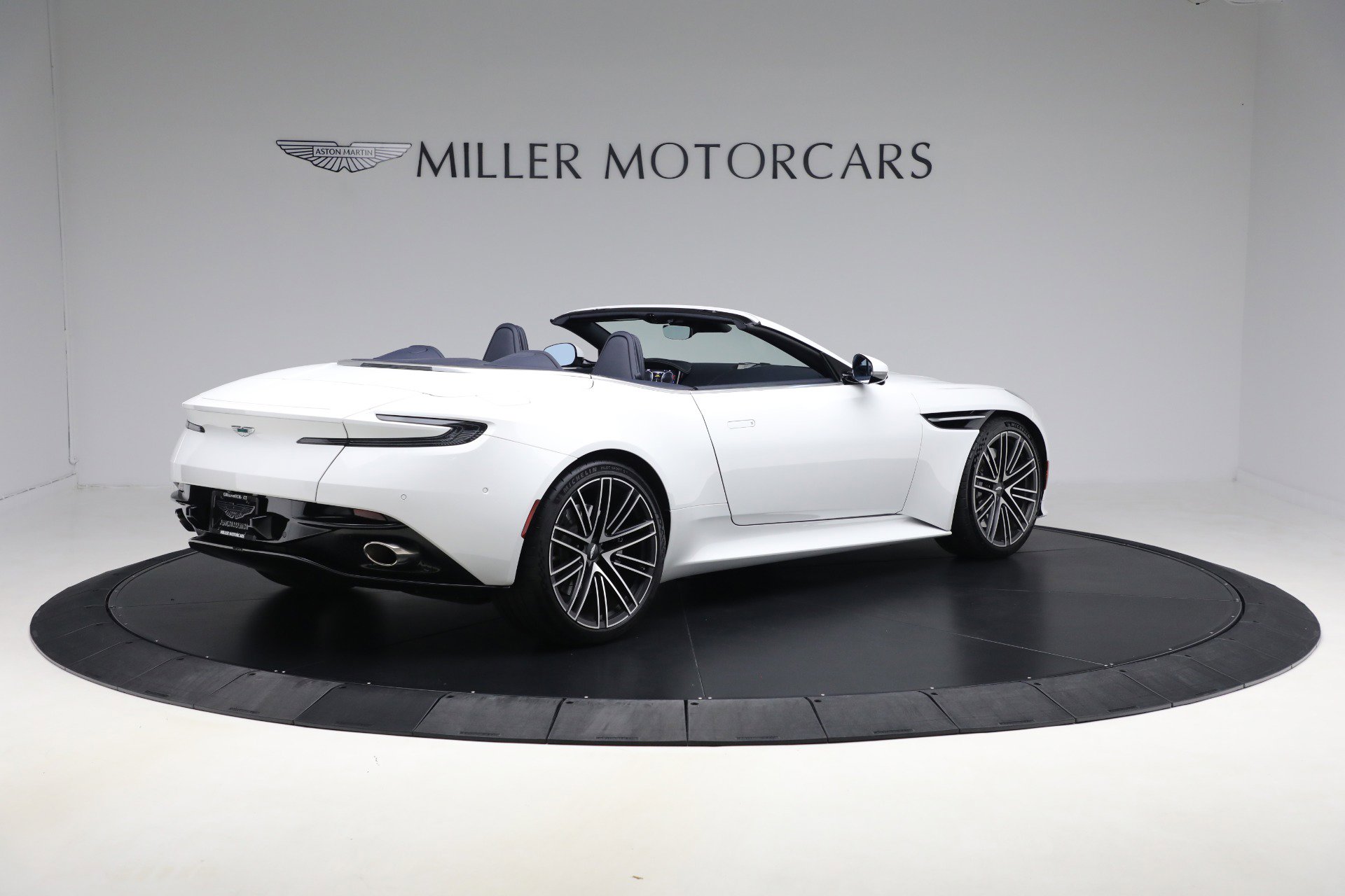Used 2024 Aston Martin DB12 Convertible image 8