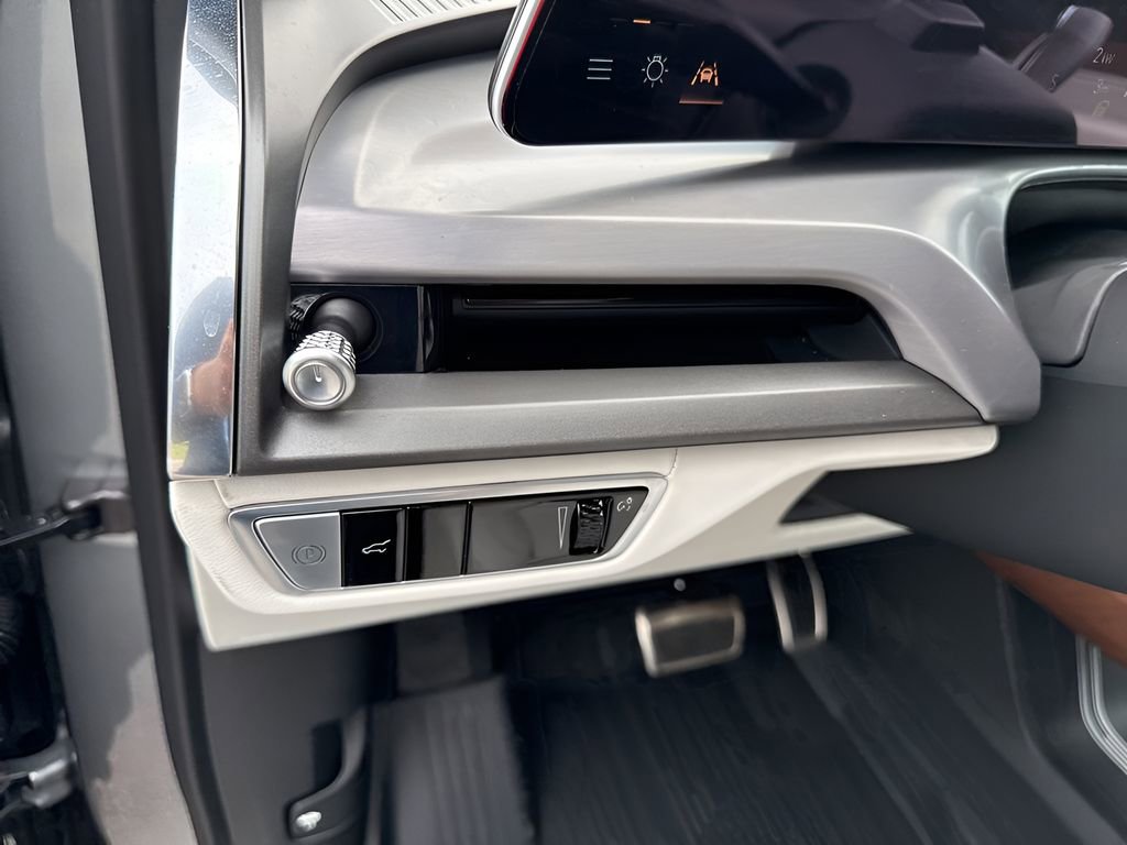 Used 2026 Cadillac Vistiq Luxury w/ LPO, Floor Liner Package image 28