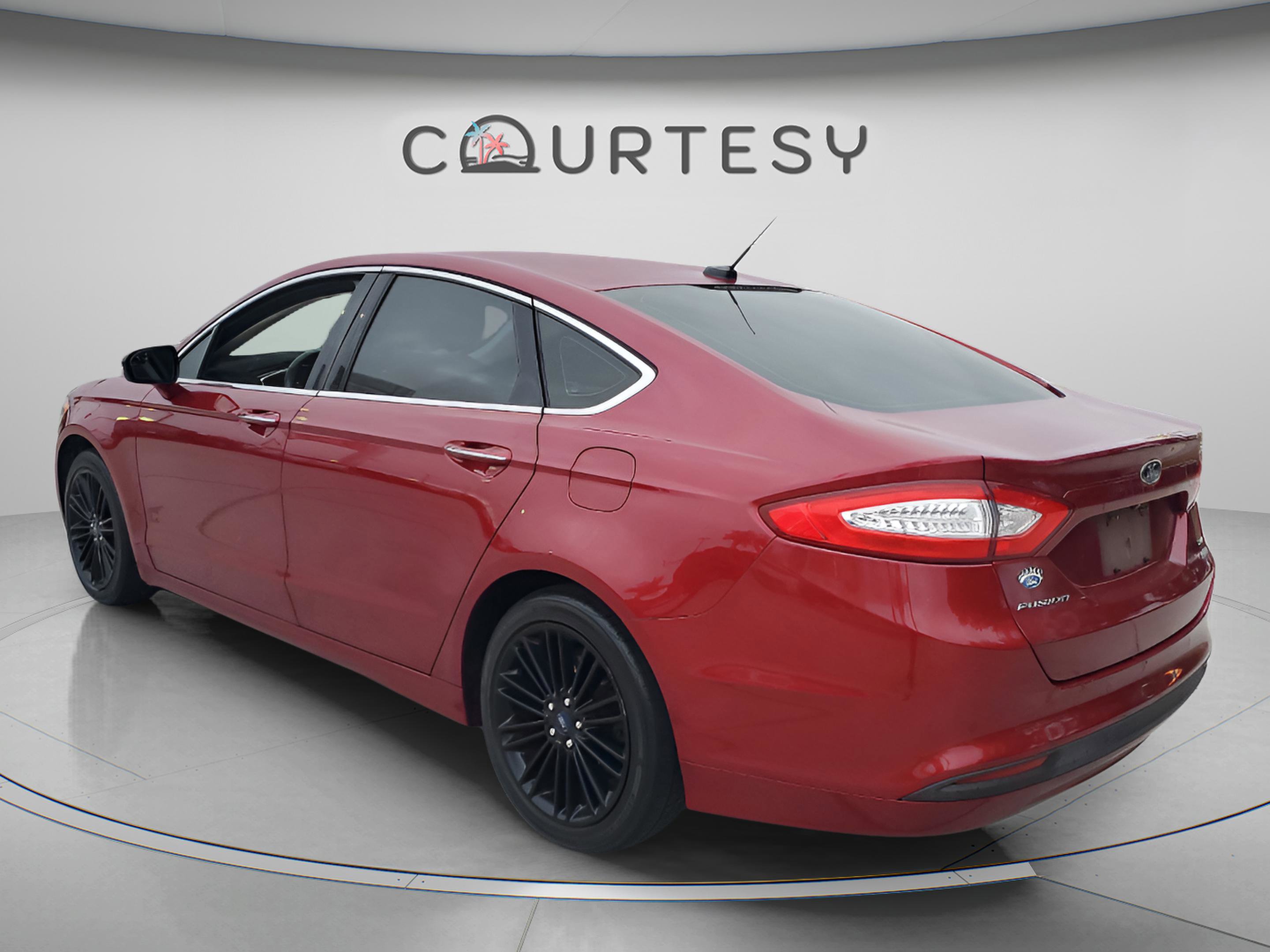 Used 2016 Ford Fusion SE w/ Equipment Group 202A FWD image 2