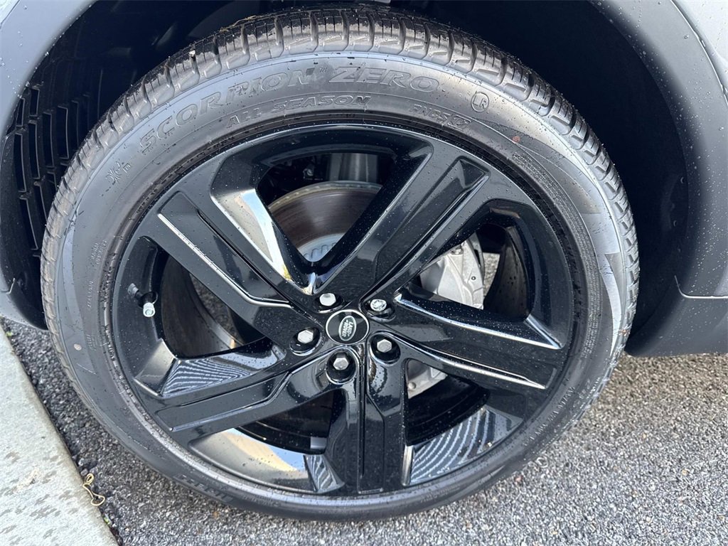 New 2025 Land Rover Discovery S image 11