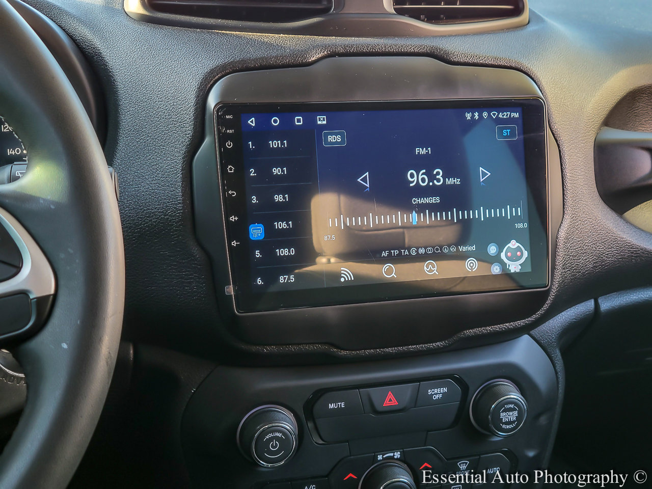 Used 2019 Jeep Renegade Latitude FWD image 17