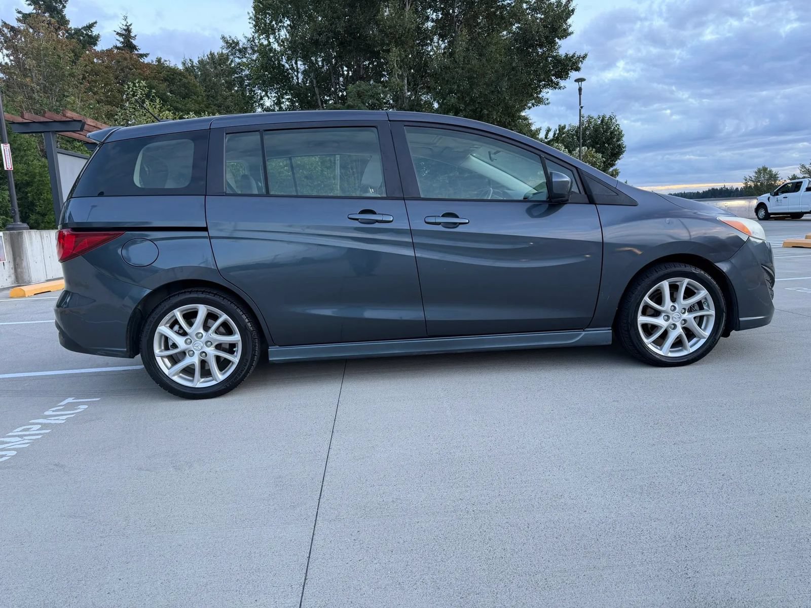 Used 2012 MAZDA MAZDA5 Touring w/ Moonroof & Audio Pkg FWD image 6