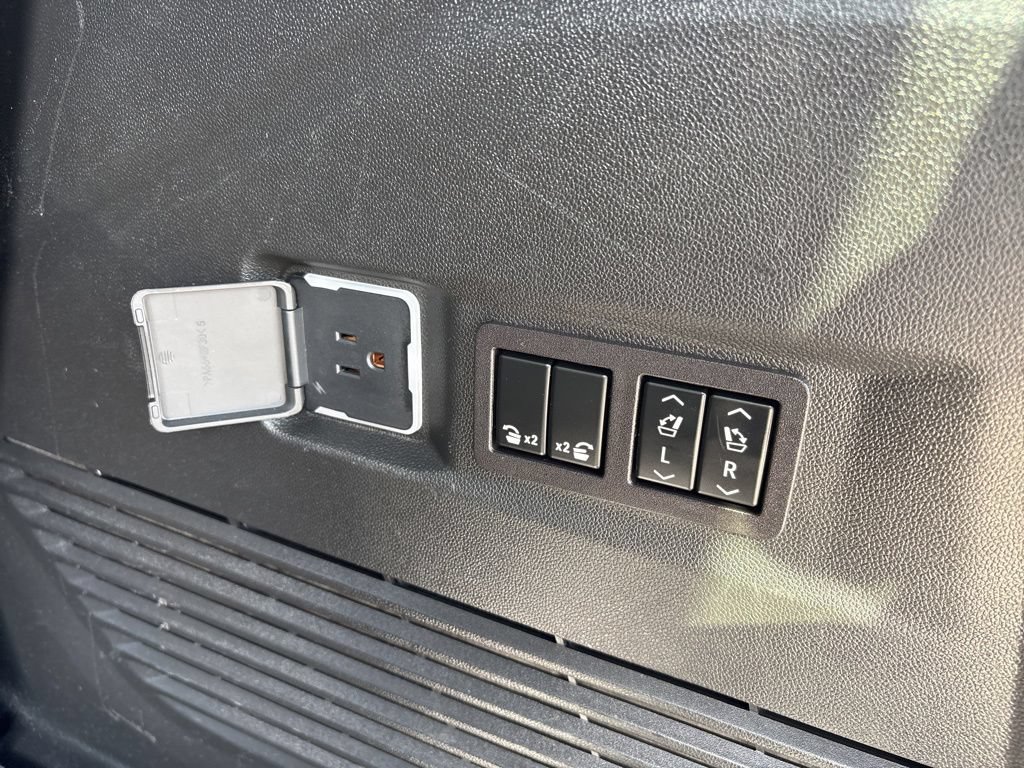 Used 2023 GMC Yukon Denali Ultimate w/ LPO, Floor Liner Package AWD/4WD image 33