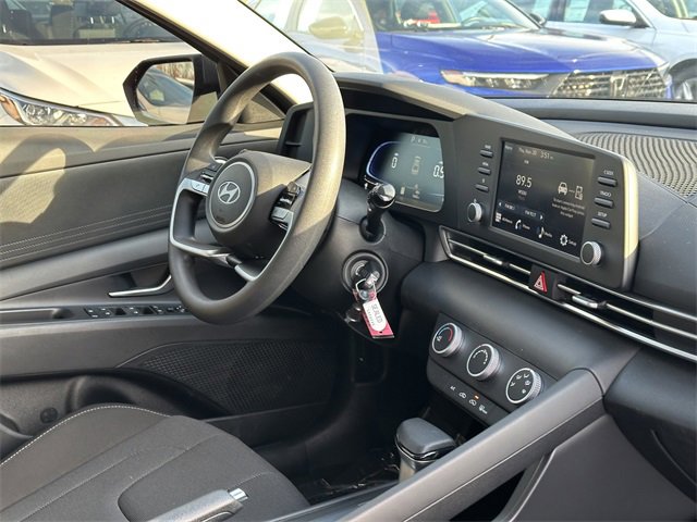 Used 2025 Hyundai Elantra SE image 31