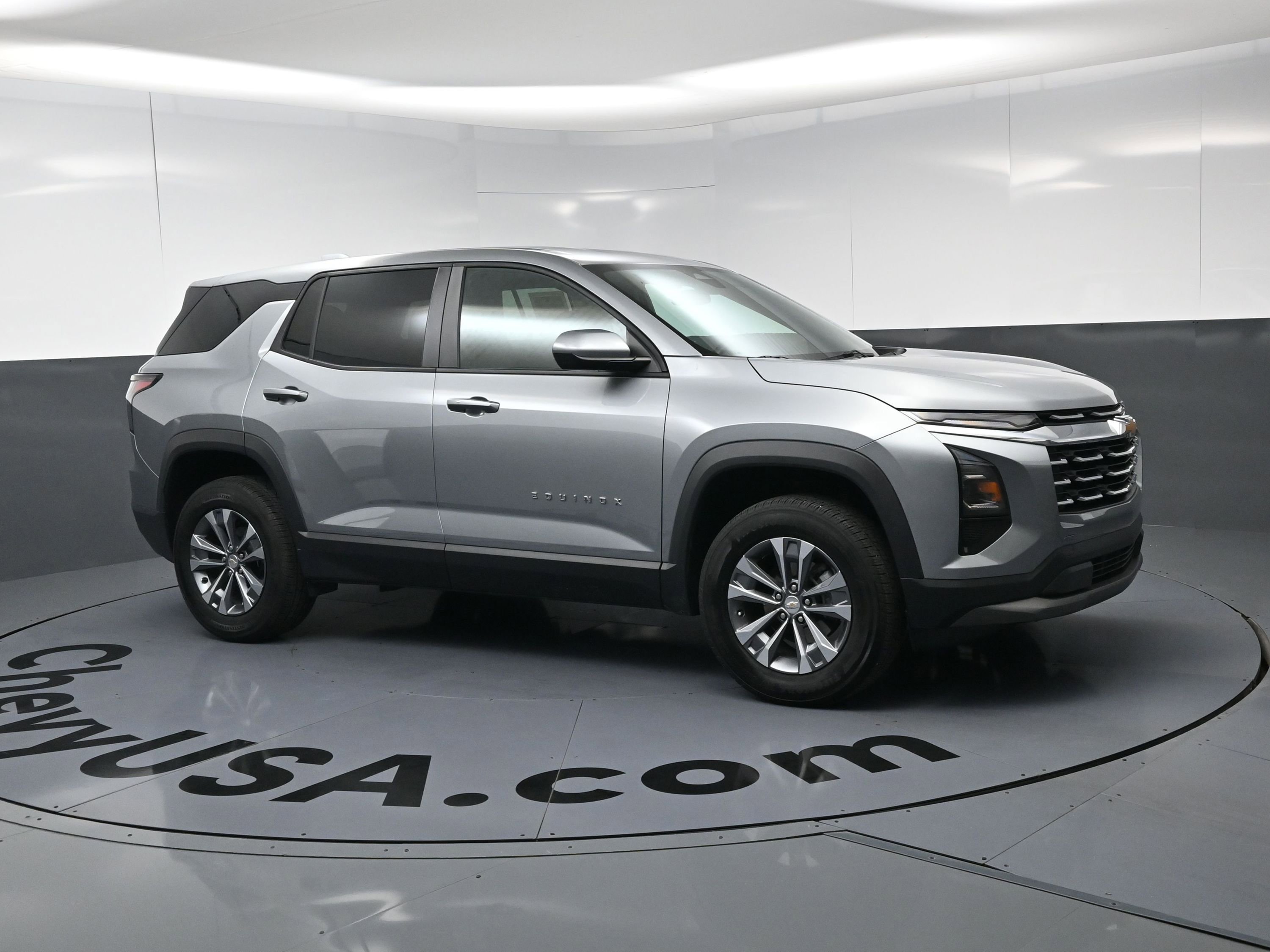 Used 2026 Chevrolet Equinox LT FWD image 2