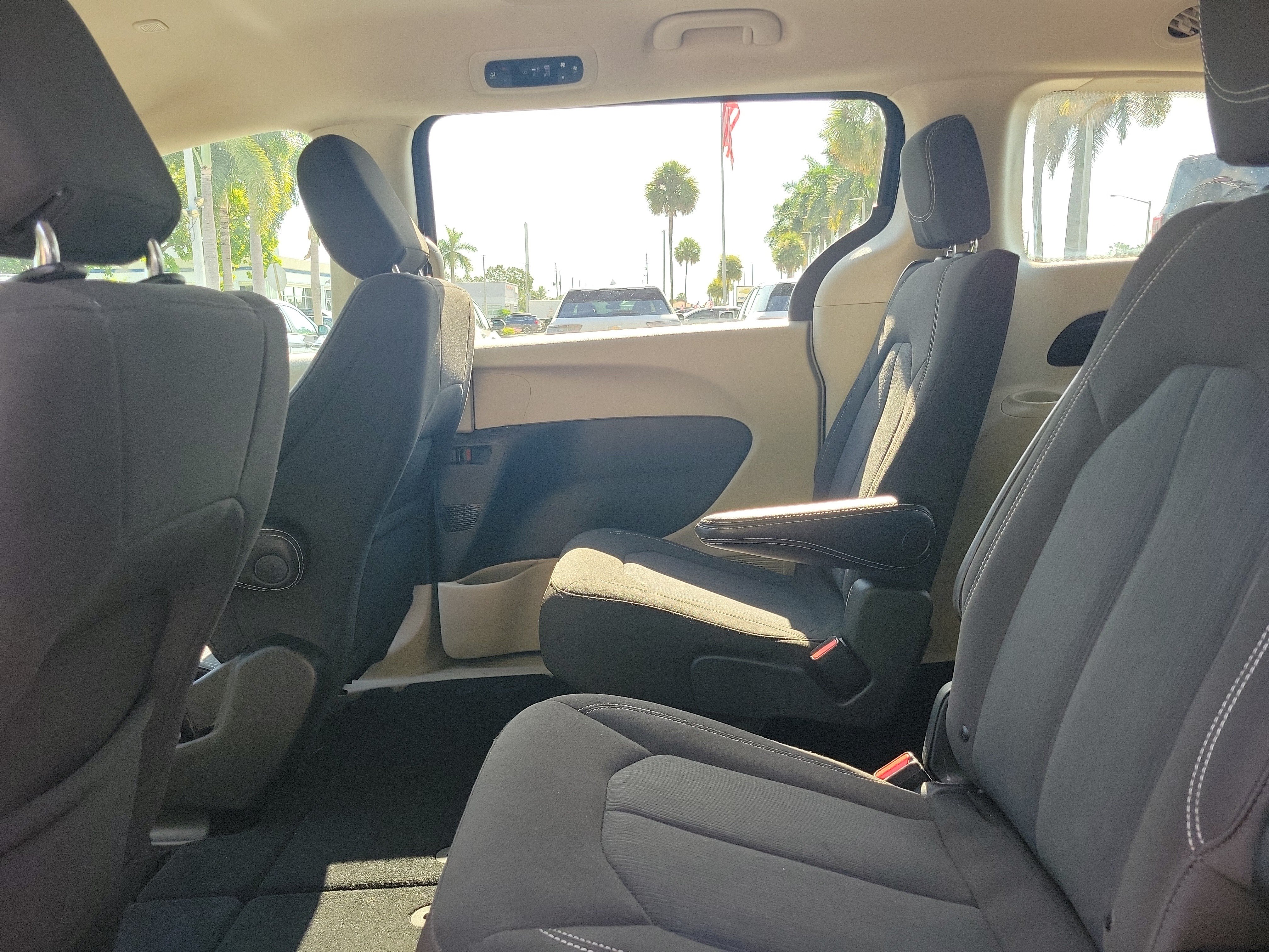 Used 2023 Chrysler Voyager LX FWD image 14