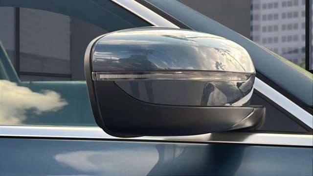 Used 2025 BMW 330i Sedan image 3