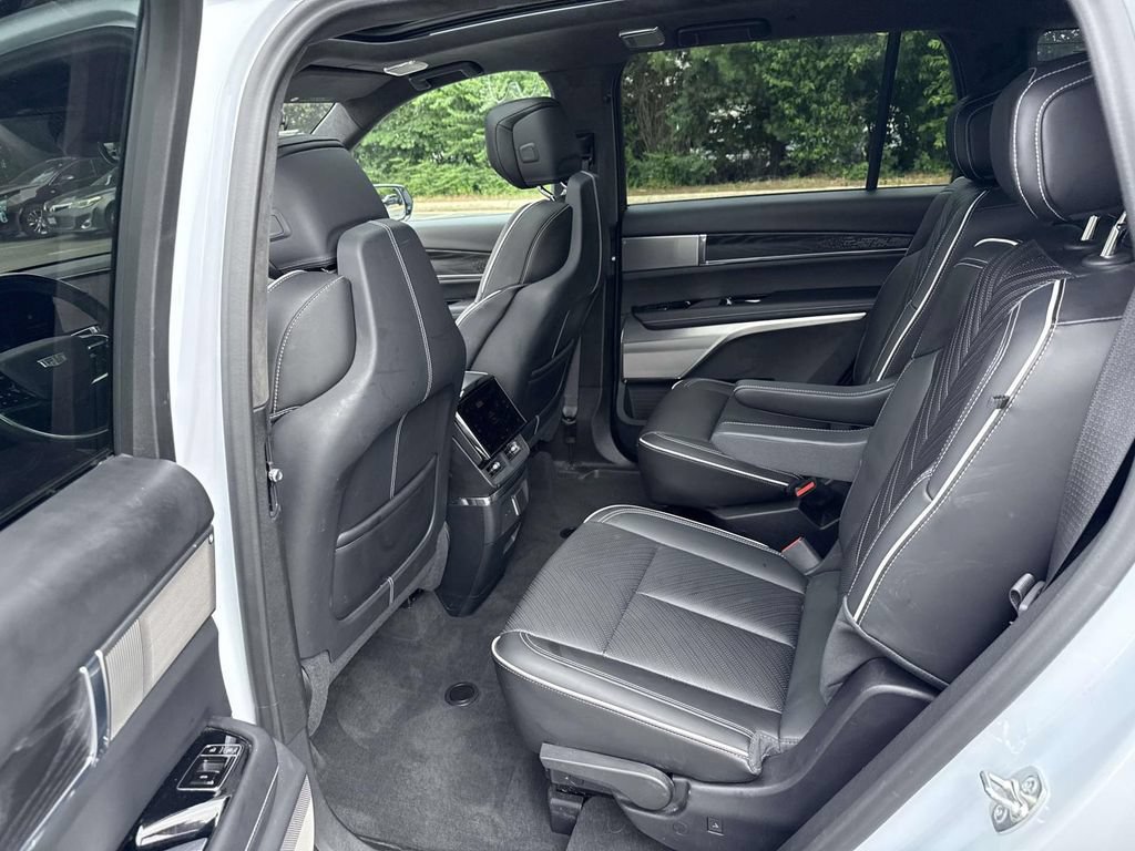 Certified 2026 Cadillac Vistiq Platinum w/ LPO, Floor Liner Package AWD/4WD image 10