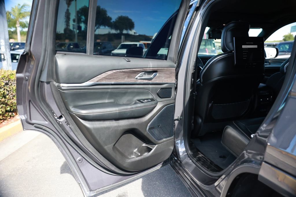 Used 2023 Jeep Grand Cherokee Overland w/ Luxury Tech Group IV AWD/4WD image 38